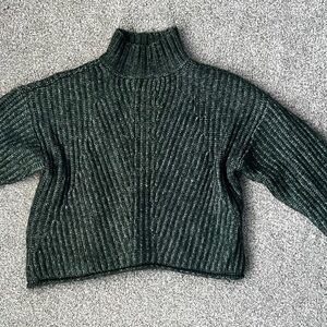 Cropped dark green sweater. GB brand from Dillard’s. Size Small.